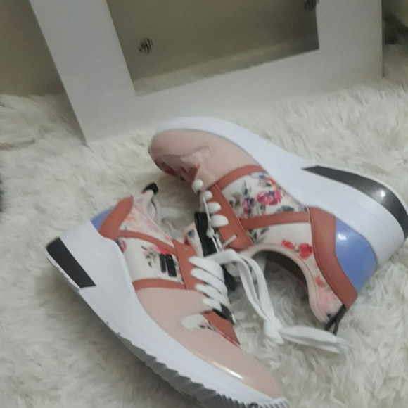 Floral Guess Sneakers - Picture 3 of 3